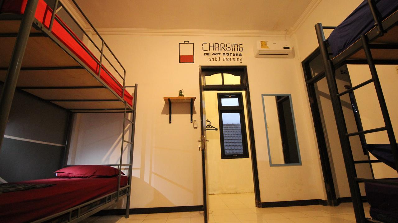 Hati Hati Albergue Yogyakarta Exterior foto